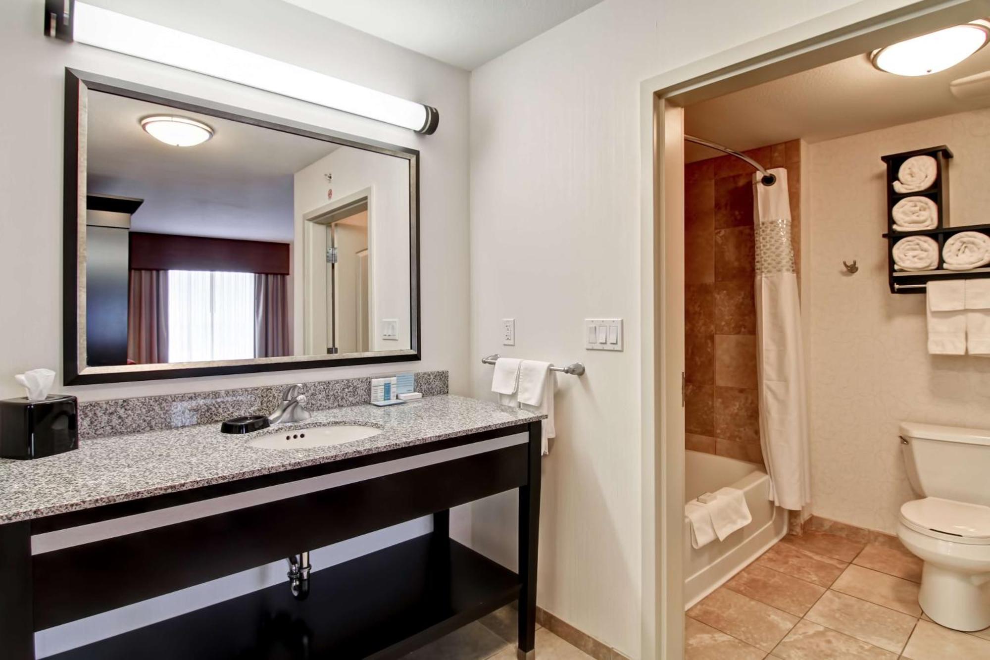 Hampton Inn&Suites Red Deer Penhold Buitenkant foto