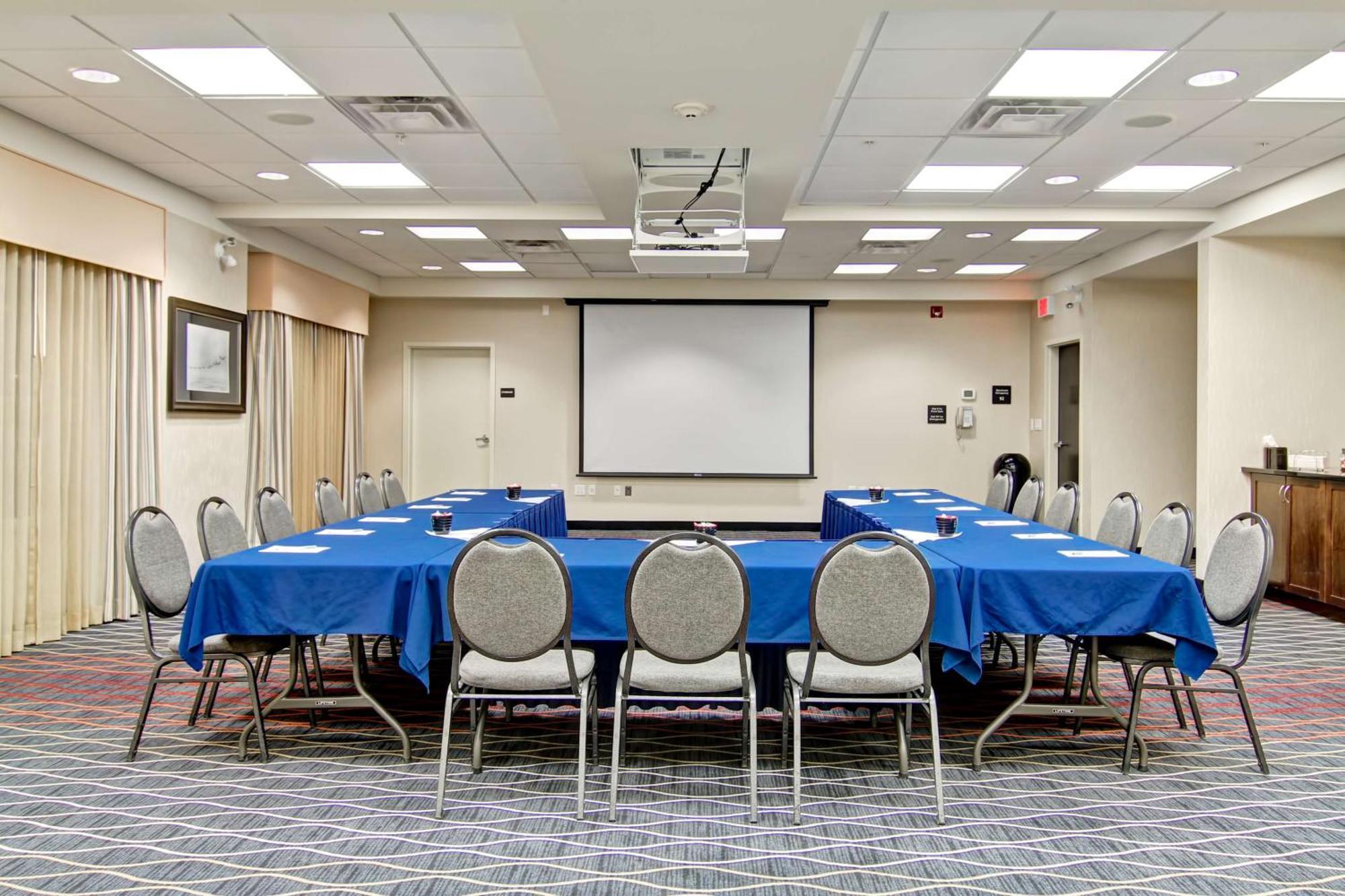 Hampton Inn&Suites Red Deer Penhold Buitenkant foto