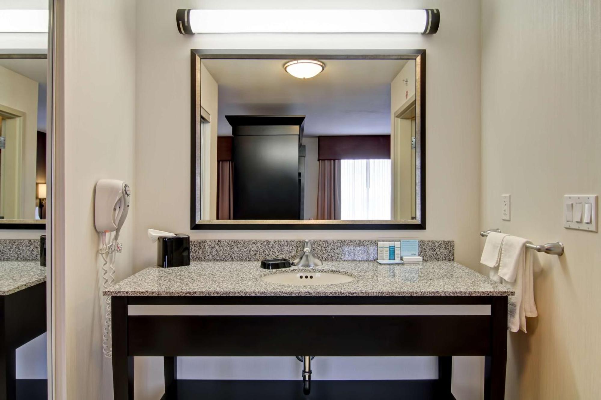Hampton Inn&Suites Red Deer Penhold Buitenkant foto