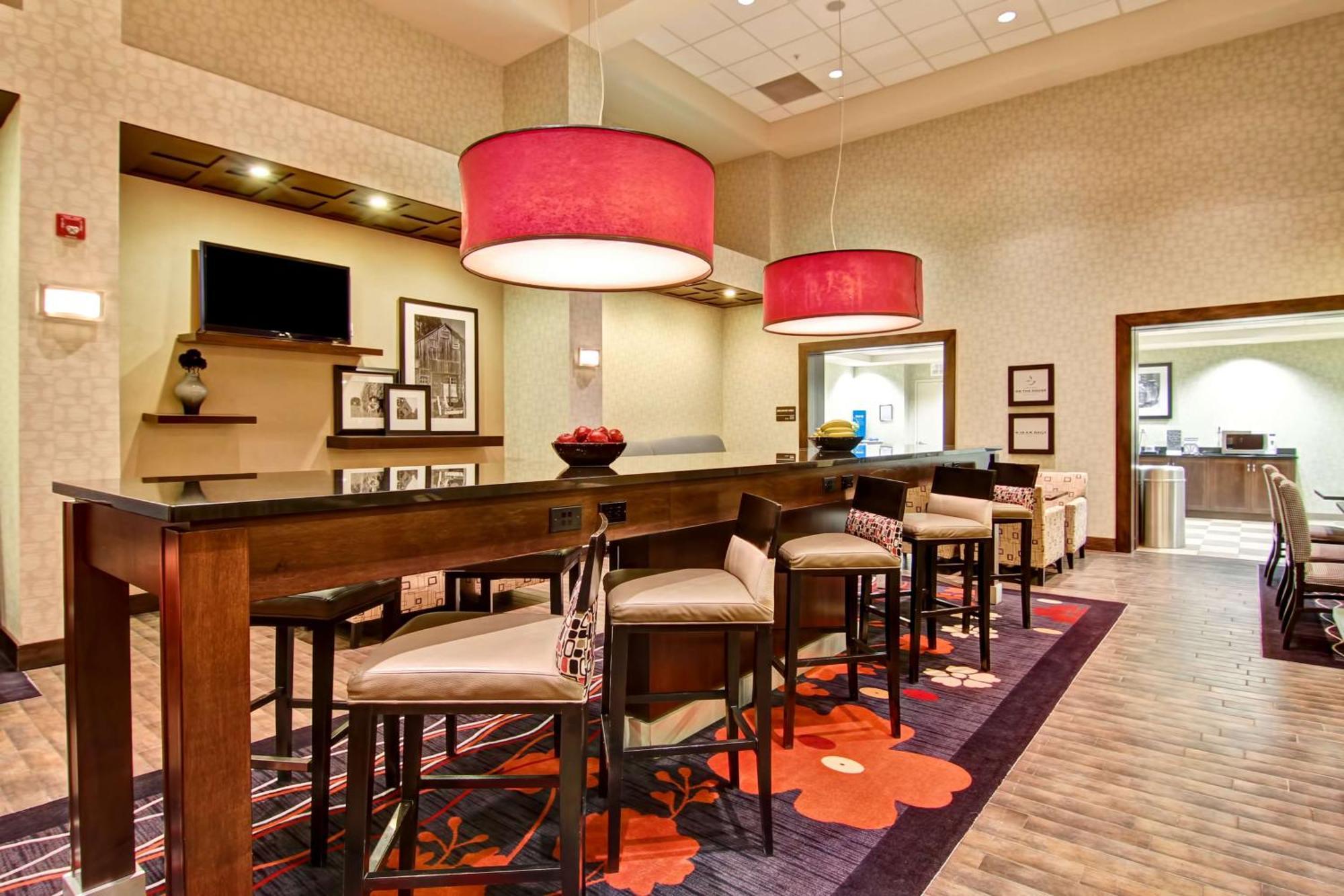 Hampton Inn&Suites Red Deer Penhold Buitenkant foto