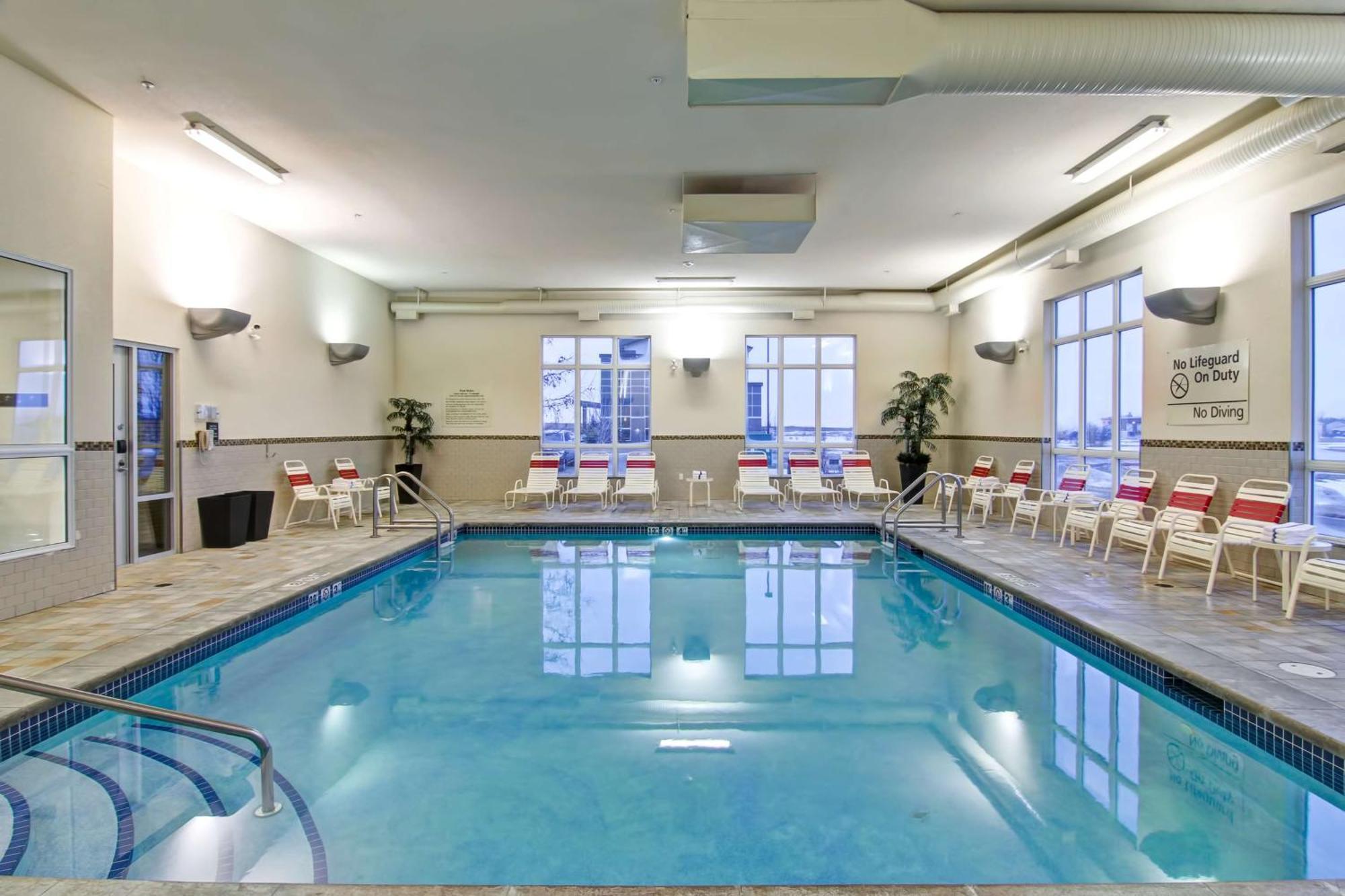 Hampton Inn&Suites Red Deer Penhold Buitenkant foto