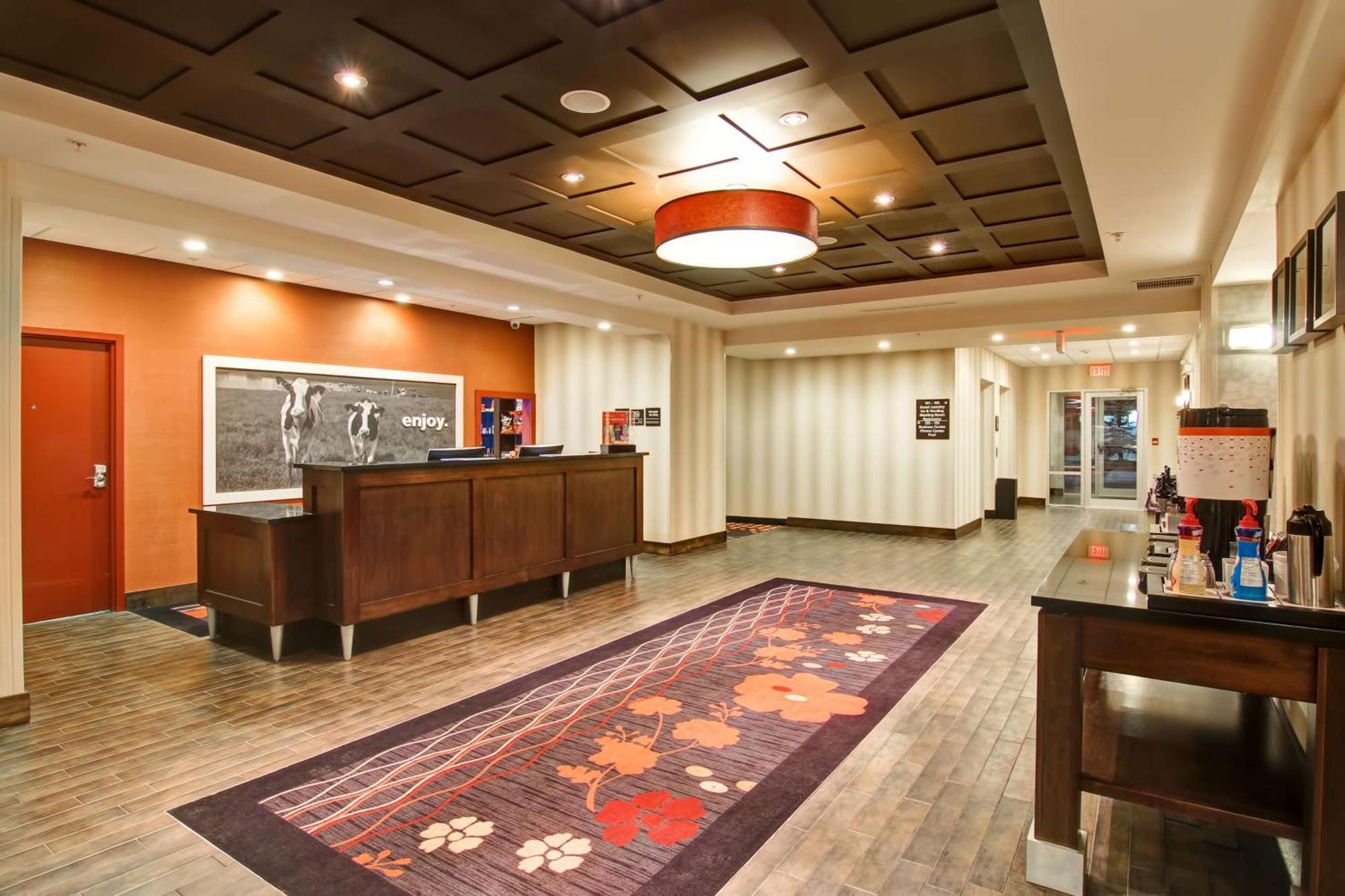 Hampton Inn&Suites Red Deer Penhold Buitenkant foto