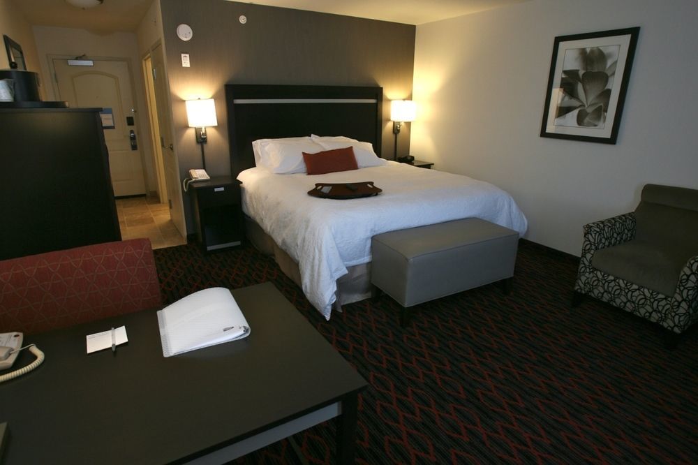 Hampton Inn&Suites Red Deer Penhold Buitenkant foto